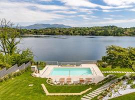 Luxury Villa, swimming pool, private beach, sleeps 8, hotel en Comabbio