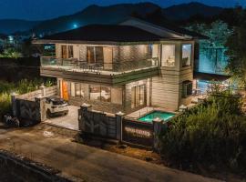 Paradise Villa Lonavla - 6BHK with Heated Pool and Turf, hotel in Lonavala