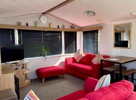 Family-Friendly 3-Bed Caravan Recently Renovated on Seven Bays Holiday Park, Padstow, Hotel in St Merryn