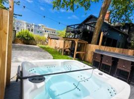 Hot Tub Amazing Location! Modern Ohio City Luxury 2 King Beds: Ohio City şehrinde bir otel