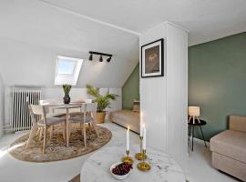 Small, cozy penthouse with free parking, hotel en Aalborg