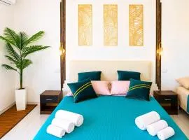 Monolocale elegante con design moderno e atmosfera tropical chic