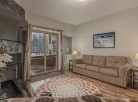 2 Bedroom Mountain View Condo with Private Hottub