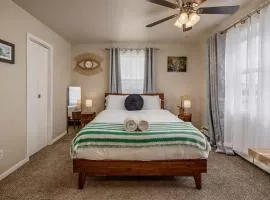 Historic Downtown Deco Queen Studio
