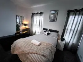 Quiet Double Room with Private Bathroom