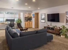 2 BR Home Minutes Away from the Airport