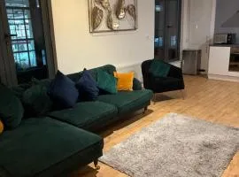 Rooftop 2 Bed Penthouse, Hot Tub, Wrapped Balcony, Free Parking, Train Station Location by Opulent Stays