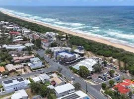 Beachfront 1BR Loft. Surf-Café-Unwind