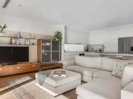 Lakeside - relaxed 3 BR waterfront retreat
