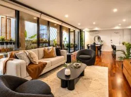 3 Bd Stylish, Spacious Stunner! Minutes to Marvel!