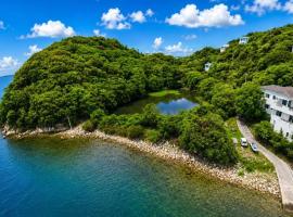 Large Beachfront Island Villa Sleeps 12 Ideal for Groups, hotel v destinácii Bizen