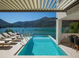 Superb Waterfront 5 Bedroom Villa