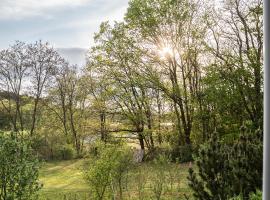 Dom z rustykalną duszą- 4 pokoje - dla 8 - 9 osób, przy granicy, nad rzeką Nysą, z salonem kuchnnym, jadalnią, z dostępem do partyroom, tarasem z widokiem na rzekę,, hotel sa Brożek