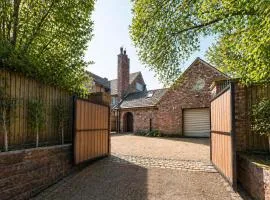 The Hale Abode- 1 Bed Gated Parking & Close to Man Airport