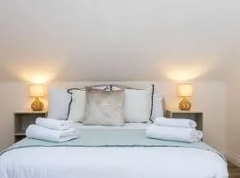 The Hale Abode- 1 Bed Gated Parking & Close to Man Airport