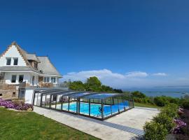 Gîte Le Grand Bleu, hotel a Ploubazlanec