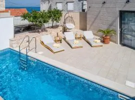 VILLA STONE PEARL SUTIVAN - exceptional luxury new three-room villa - private pool and jacuzzi - perfect location right next to the town center and the beach - secured parking space