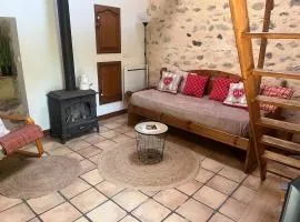 Petite grange cosy avec poêle à bois et jardin clôturé