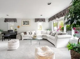 Spacious 6BR Summer Retreat - Sunny Outdoor Space - Family-Friendly 35