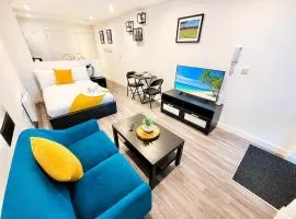 Seaside Escape - Central Studio Near Beach and Town