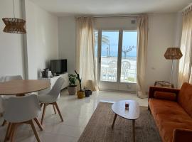 Right on the beach, hotel din Cubelles