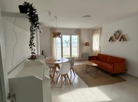 Right on the beach, hotel in Cubelles