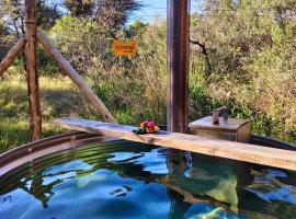 Romantic Hot Tub Retreat - Ndlovu 33 Tiny Home, Big 5 reserve, khách sạn ở Klipdrift
