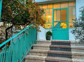 Taybeh Guest House البيت الشادي