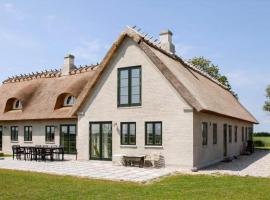 Idestrup에 위치한 호텔 Embraced By Rural Feel In A Thatched House