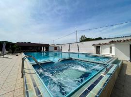 VILLA PRAXEDES con piscina a Nettuno, hotel v destinaci Nettuno