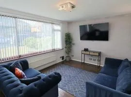3 Bed Home with Driveway in Ascot