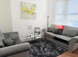 The Cosy Nest Modern - 3BR House - Sleeps 7 - Near City Centre - STARLINK Wi-fi