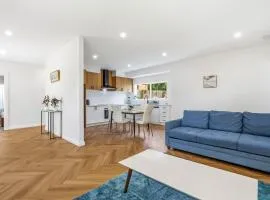 Spacious Luxury Retreat with Private Garden Box Hill