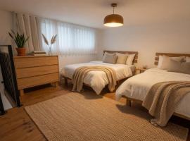 Margalit Luxury Beach Suite - Heated Pool, Jacuzzi, Sauna & BBQ: Gesher HaZiw şehrinde bir otel