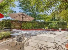 Classic 2BR Guest Suite Near Lake with Garden Oasis