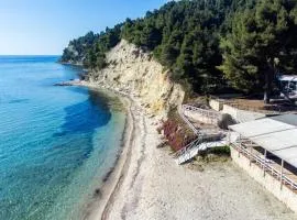 Emerald Apartment Next to the Sea, Elani