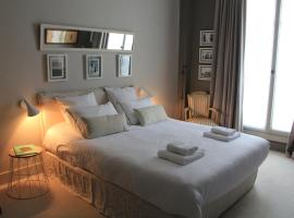 Villa du Square, Luxury Guest House, guest house in Paris