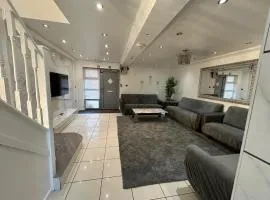House Sleeps 12 with Parking and Garden