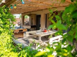 Maison au calme avec jardin et piscine