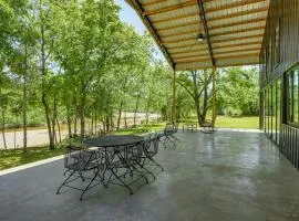 Riverfront Retreat w/ Porch & Views in Des Arc!