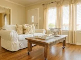 Cozy Cottage Centrally Located WorkerFriendly