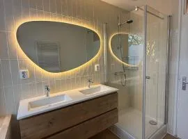 Cozy modern flat 15m from canals