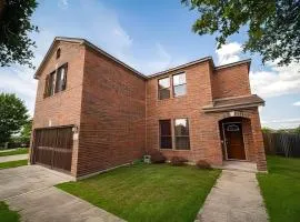 Hill Country Beauty in Red Beautiful Large Home! Very Spacious!