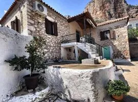 Leos Traditional Holiday House