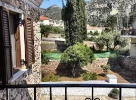 Leos Traditional Holiday House