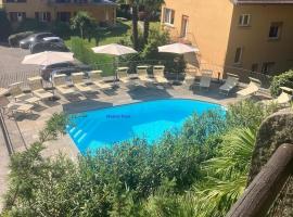 Appartamenti Ferrari Residence, מלון בקנוביו