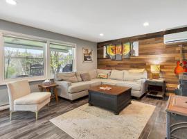 Pet Friendly duplex, 8 min to Stratton with fire pit, wood stove, BBQ grill: Piper Ridge şehrinde bir otel