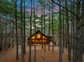 Walk2Town•Private Creek•Hot Tub•Deck•Fireplaces