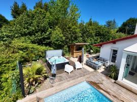 Maison des Chênes 64 - Entire house with Heated Pool & Spa, hotel a Boucau