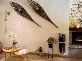 APARTAHOTEL CANFRANC, khách sạn ở Canfranc